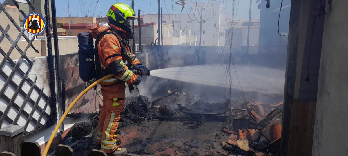 📸🔥Extinció d’un incendi a una terrassa d’una vivenda de Silla. Han actuat bombers d’esta localitat. Afectava barbacoa i sostre.