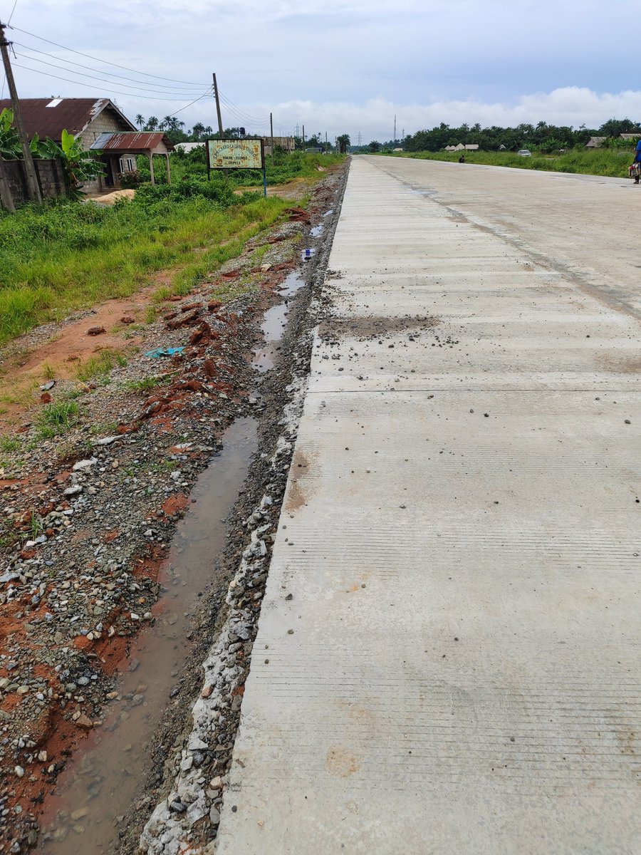 TrackaNG's tweet photo. N500m was allocated to the Reconstruction of Benin-Warri Dual Carriageway Section II Imasbor Ibada - Elume, Delta state in the 2024 FG Budget. 

We tracked and report that this project is ongoing. Concrete is being laid on the stretch of this road.

We will keep tracking to ensure quality work is done.