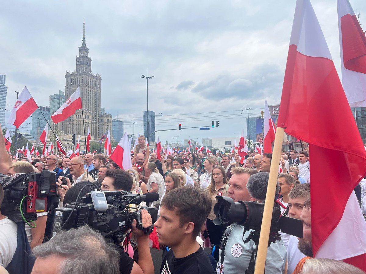 Wczoraj ulicami Warszawy przeszły tysiące patriotów – hołd dla Powstańców 1944 roku wybrzmiał z całą mocą.
Szczególnie poruszyła ogromna obecność młodych – to oni niosą pamięć dalej. 🇵🇱
Dziękujemy i do zobaczenia na XV Marszu Powstania Warszawskiego.

#MarszPowstaniaWarszawskiego
