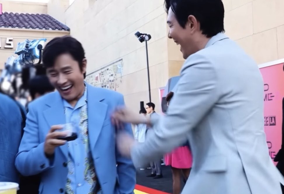 : สวยมาก
: ใช่ วงนี้สวยจริงๆ ผมก็ชอบ
: ฉันก็ชอบ
: ฮยองซื้อดิ
: มีขายด้วยเหรอ?
: มี ฮยองไปดูที่ช้อปเลย
: นายเปิดช้อปด้วยเหรอ?
: เปิดช้อปอะไร
: ช้อปอีจองแจไง
: ช้อปอีจองแจคืออะไรอะฮยอง
: ที่บอกว่าฉันชอบ หมายถึง ชอบอีจองแจนะ ไม่ได้ชอบแหวน ตกลงมีช้อปขายอีจองแจด้วยเหรอวะ
: ฮยองอะ!