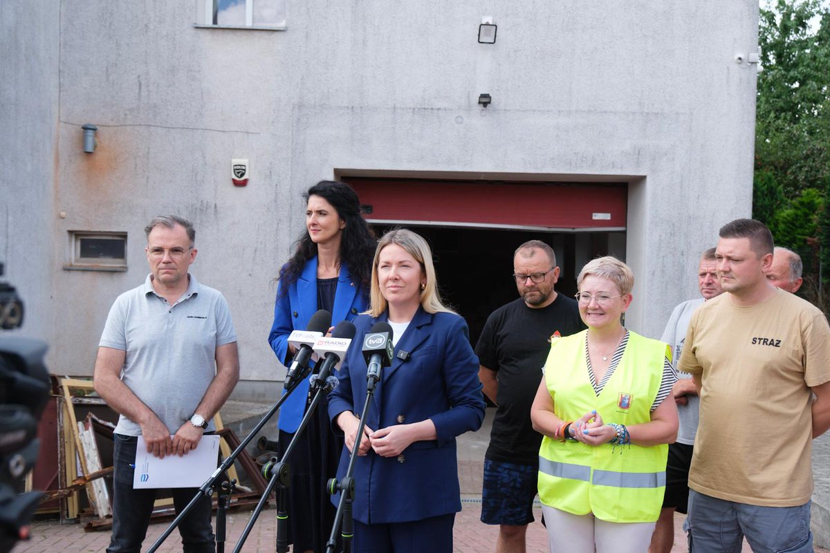 MSWiA_GOV_PL's tweet photo. 🔸Wiceminister @magda_roguska na Dolnym Śląsku: Rządowa pomoc przekroczyła 8 miliardów złotych. Trwa odbudowa po powodzi

💬 Proces odbudowy będzie trwał do momentu, w którym będziemy pewni, że przywróciliśmy wszystkie kluczowe inwestycje – podkreśliła wiceminister @magda_roguska podczas wizyty w Przyłęku. 

✅ Sekretarz stanu @magda_roguska odwiedziła dziś miejscowości dotknięte skutkami ubiegłorocznej powodzi: Stronie Śląskie, Lądek Zdrój, Przyłęk i Kamieniec Ząbkowicki.