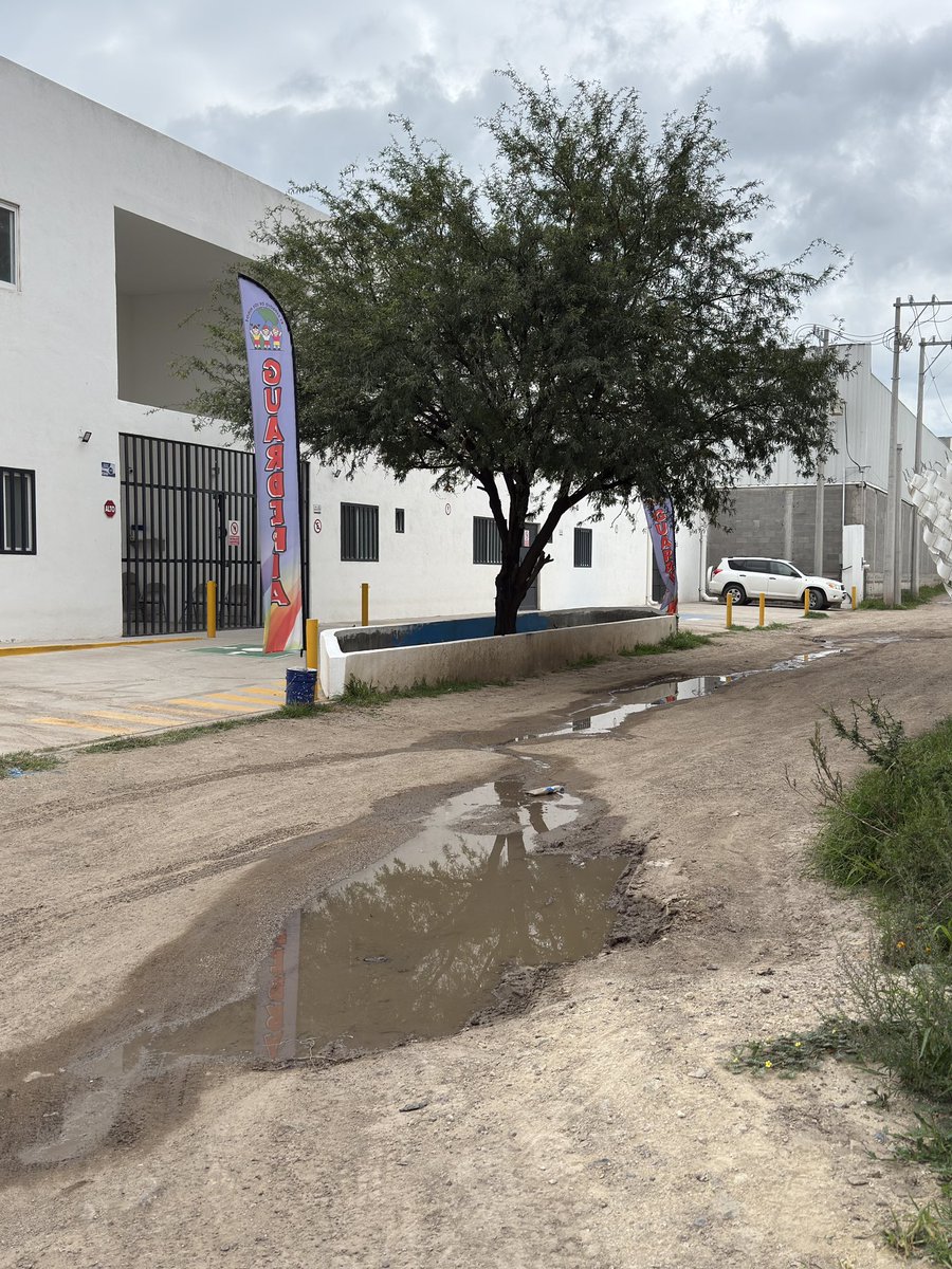 fitosh's tweet photo. Posible foco de infección por saturación de drenaje sanitario y está ya brotando a la vialidad en la siguiente ubicación:

https://t.co/LgpU1QqMMR

@DGOP_Leon @Sapalleon https://t.co/g7tJzXT1Xz
