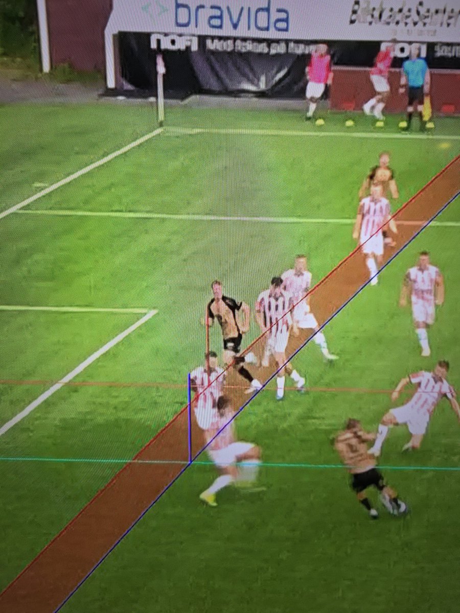 Det er mest sannsynlig fortsatt offside, men hvorfor i alle dager settes linja på første forsvarer og ikke nr 3 (med foten TYDELIG innenfor linja som er satt)?