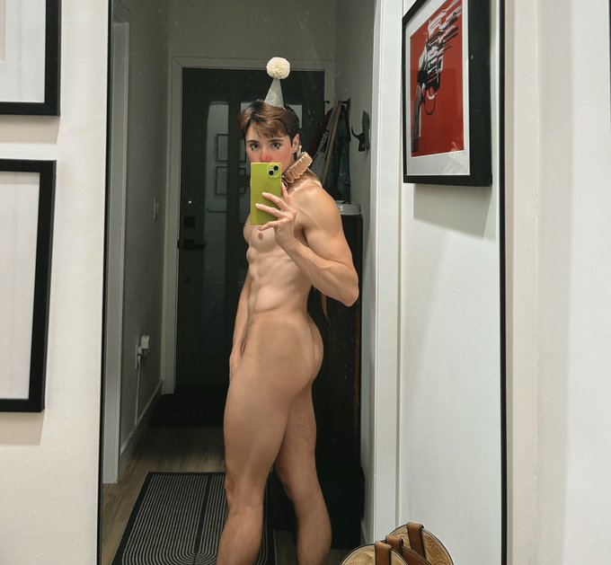 The Birthday Clown. 🤡 https://t.co/QcoyjWEBJC