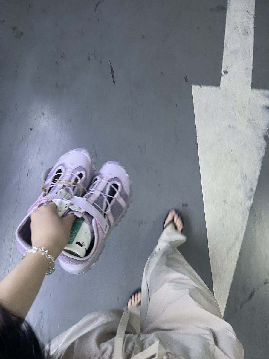 来大石坝迪卡侬，从车库头钻出来就找不回去了。恩是dia起波孩逛交了才找到车。像可云找娃儿样。