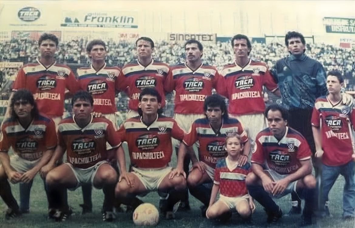 Ayer se cumplieron 32 años del partido final de la Recopa de CONCACAF de 1993, entre Monterrey y <a href="/cdlafirpo_sv/">Club Deportivo Luis Ángel Firpo</a>. El equipo mexicano se impuso a los pamperos 4-3, coronándose campeón del torneo. Foto de 1992. 

<a href="/Jalco69/">Alfred Colorado</a>