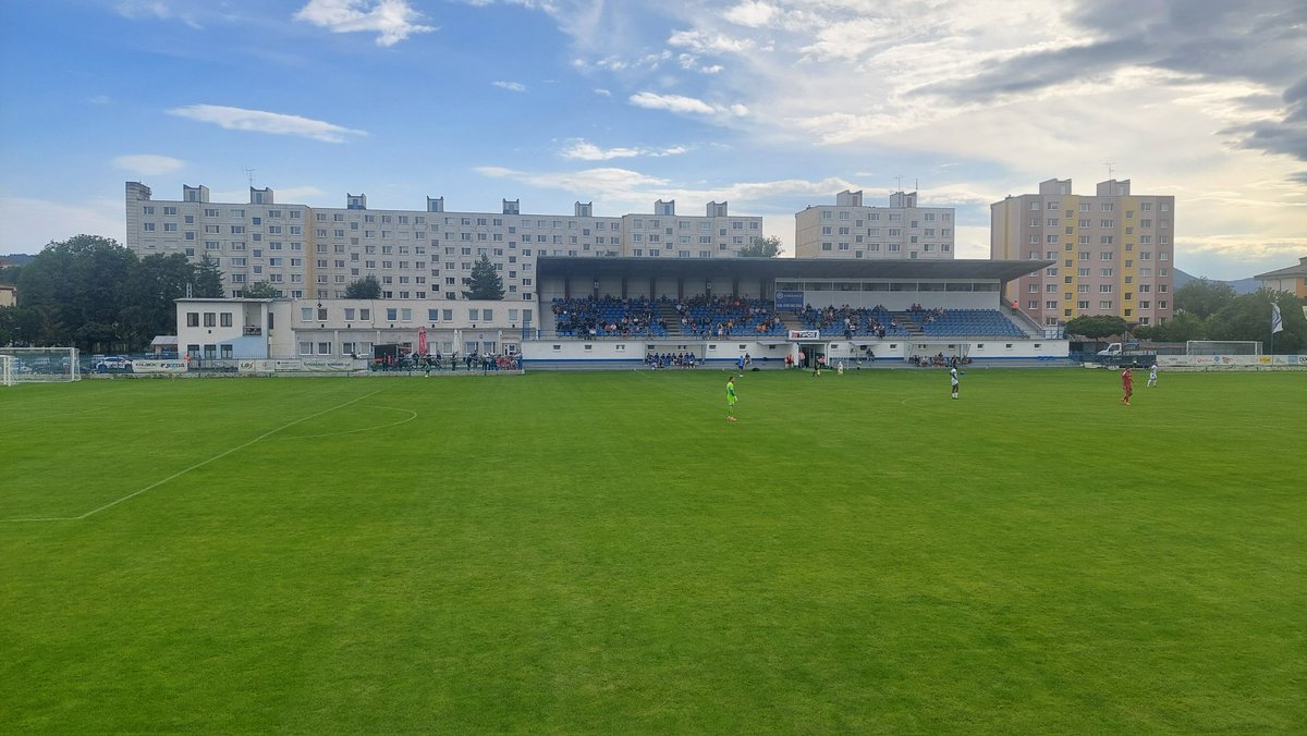 FK Spisska Nova Ves tegen Spartak Medvez uit de 3. Liga Východ (Oost). Wat je mag verwachten van voetbal op dit niveau in Slowakije. Veel lokaal gescheld en aanmoedigingen. Oostblokflats op de achtergrond. En vooral heel matig voetbal. En op de achtergrond het Tatragebergte.