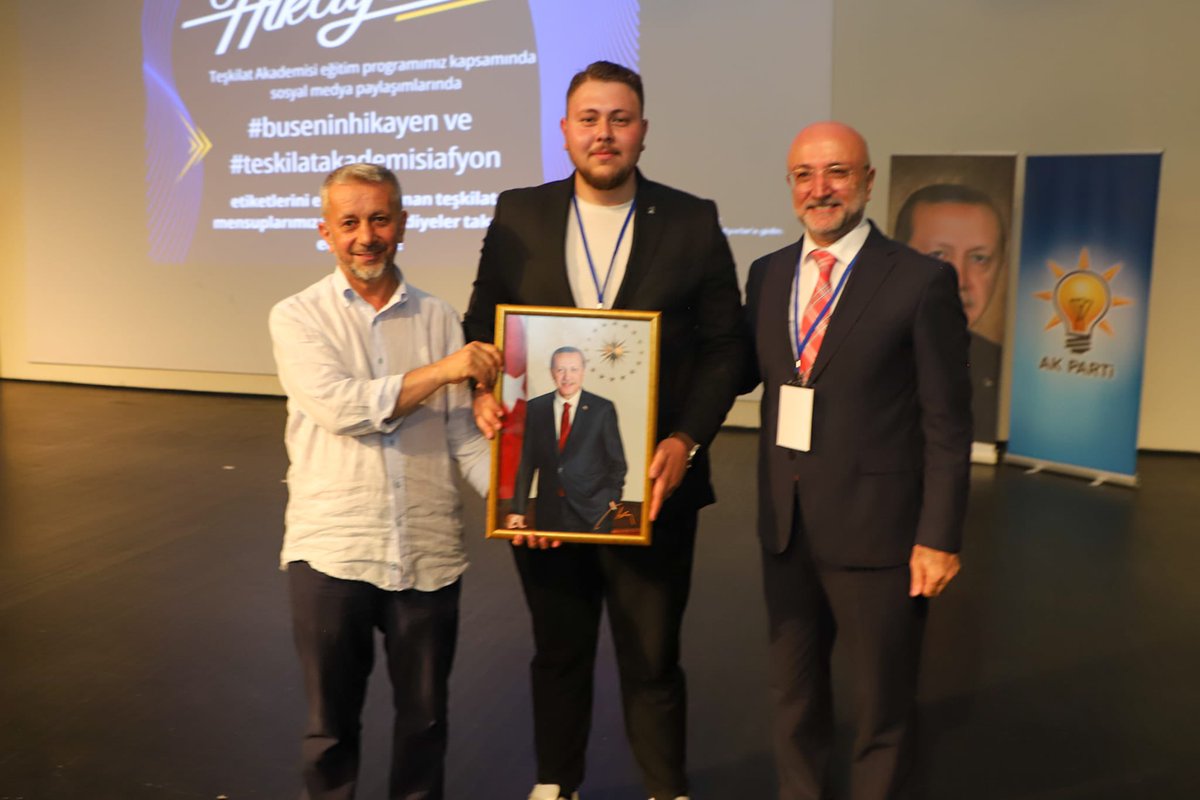 Teşkilat Akademisi Programımızı, Gazeteci ve Araştırmacı Yazar Sn. Selim Cerrah’ın kıymetli katkılarıyla tamamladık.

Program sonrasında sosyal medya performansları dolayısıyla üç yol arkadaşımıza, Cumhurbaşkanımız ve Genel Başkanımız Sn. Recep Tayyip Erdoğan’ın imzalı portresini