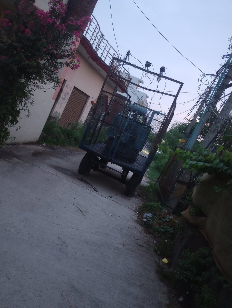 Navneetpn's tweet photo. @MVVNLHQ @UPPCLLKO @aksharmaBharat @DmKheri @Lakhimpurpost @AmarUjalaAwaaz @EDCLAKHIMPUR @aksharmaBharat मंत्री की कृपया ध्यान दें इतना बड़ा कोई काम नहीं हैं एक हफ्ते से ज्यादा हो गया कोशिश किया हटवाने के लिए उस के बाद #X पर पोस्ट किया उस का भी तीन दिन हो गया लेकिन एक टांसफार्मर नहीं हटाया गया है https://t.co/6ajOLIxPxC