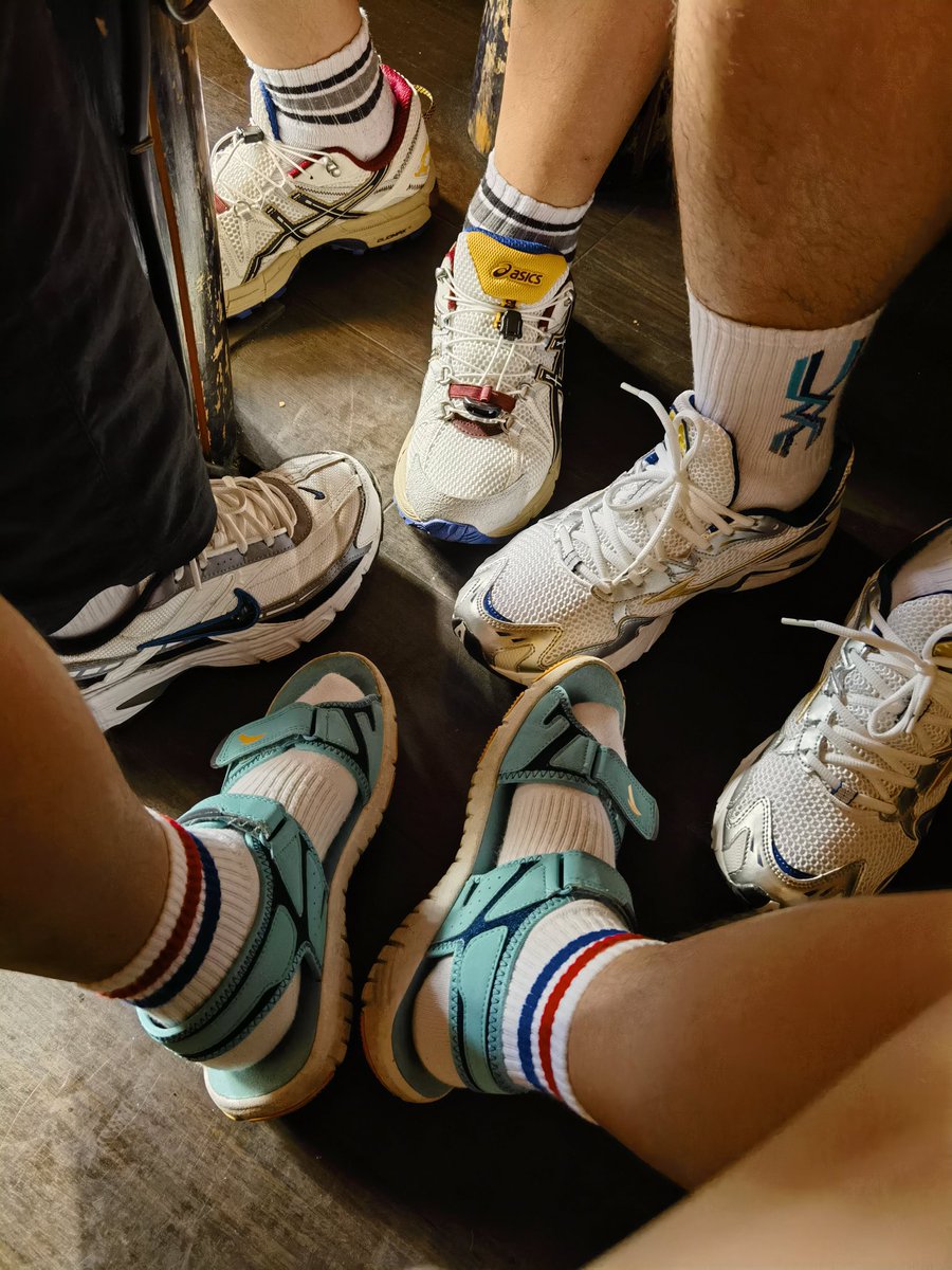 今日东京鞋袜趴小聚～
Asics: <a href="/Xiao_kaikai/">カイカイ</a>
Mizuno: <a href="/yanlan_furry/">焰岚</a>
Nike: <a href="/fanyaoruikang/">ハン 康康</a> 
凉孩: <a href="/ruoshui_02/">ruoshui_02</a>