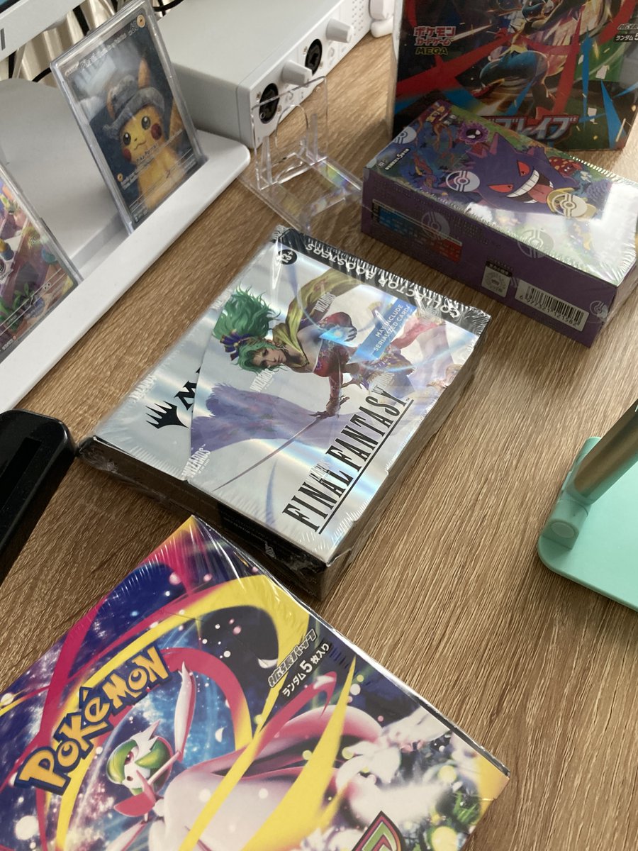 The time has come for me to open my MTG Final Fantasy box!

going to stream live with <a href="/saikai_eth/">saikai</a> very very soon todayyyyy aaa

😬😬😬😬