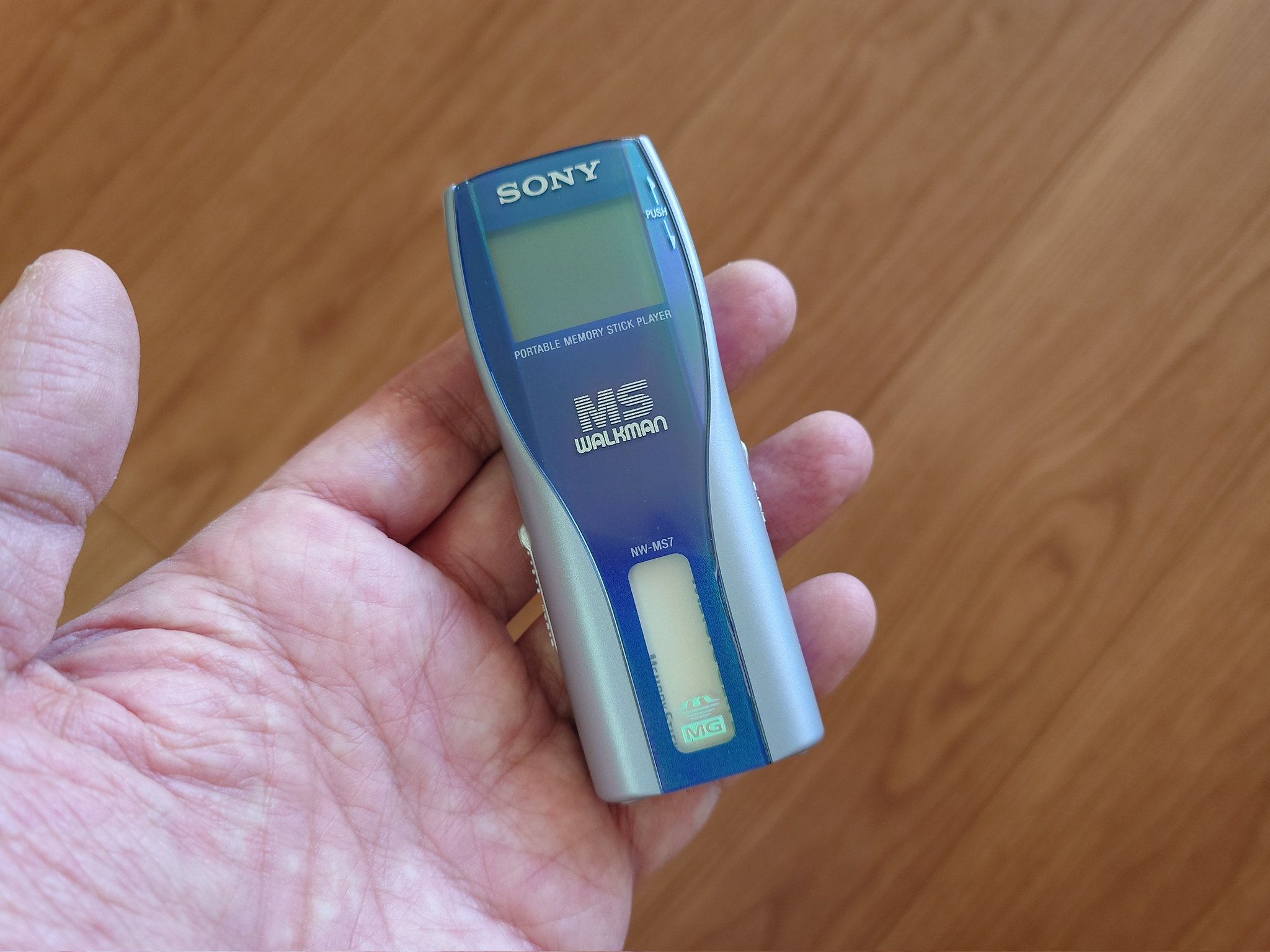 ソニー　メモリースティックウォークマン　の初号機　NW-MS7 sddefault.jpg