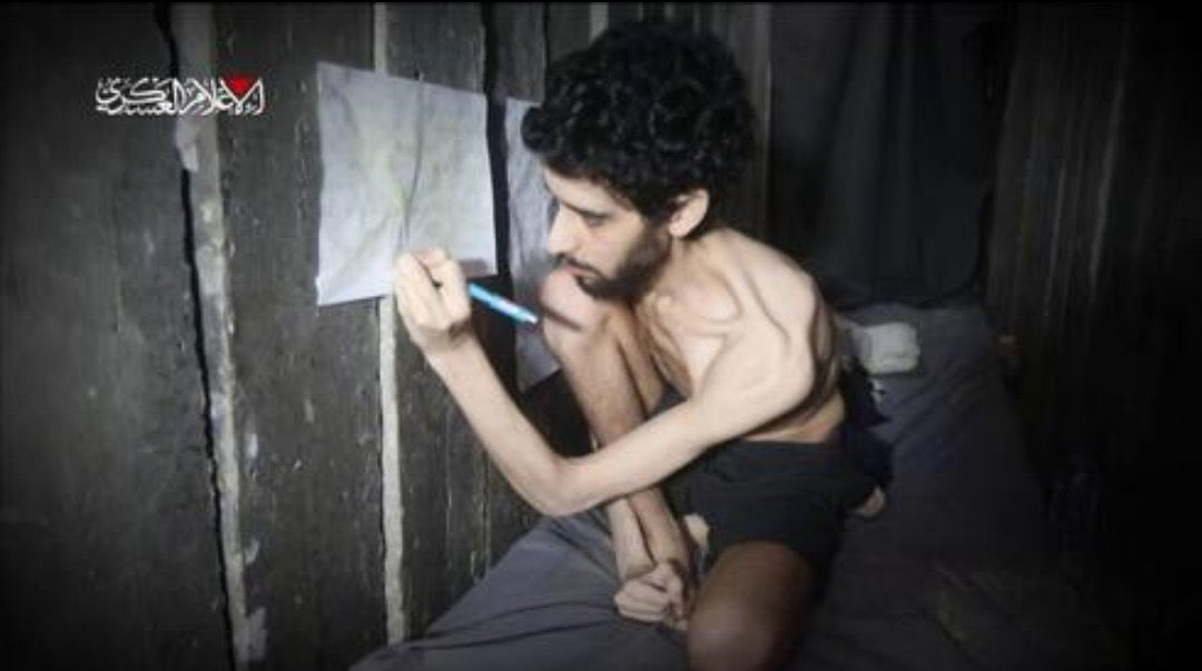 הרעבת החטופים גם היא פשע מלחמה, וגם היא תוצאה של המשך טבח נתניהו והכהנאים. 
אין שום ספק: ממשלת הדמים רוצחת אותם בזדון ובטנטרום משיחי פסיכוטי.
הסכם לסיום מוחלט של הרצח ושחרור כולם - עכשיו!