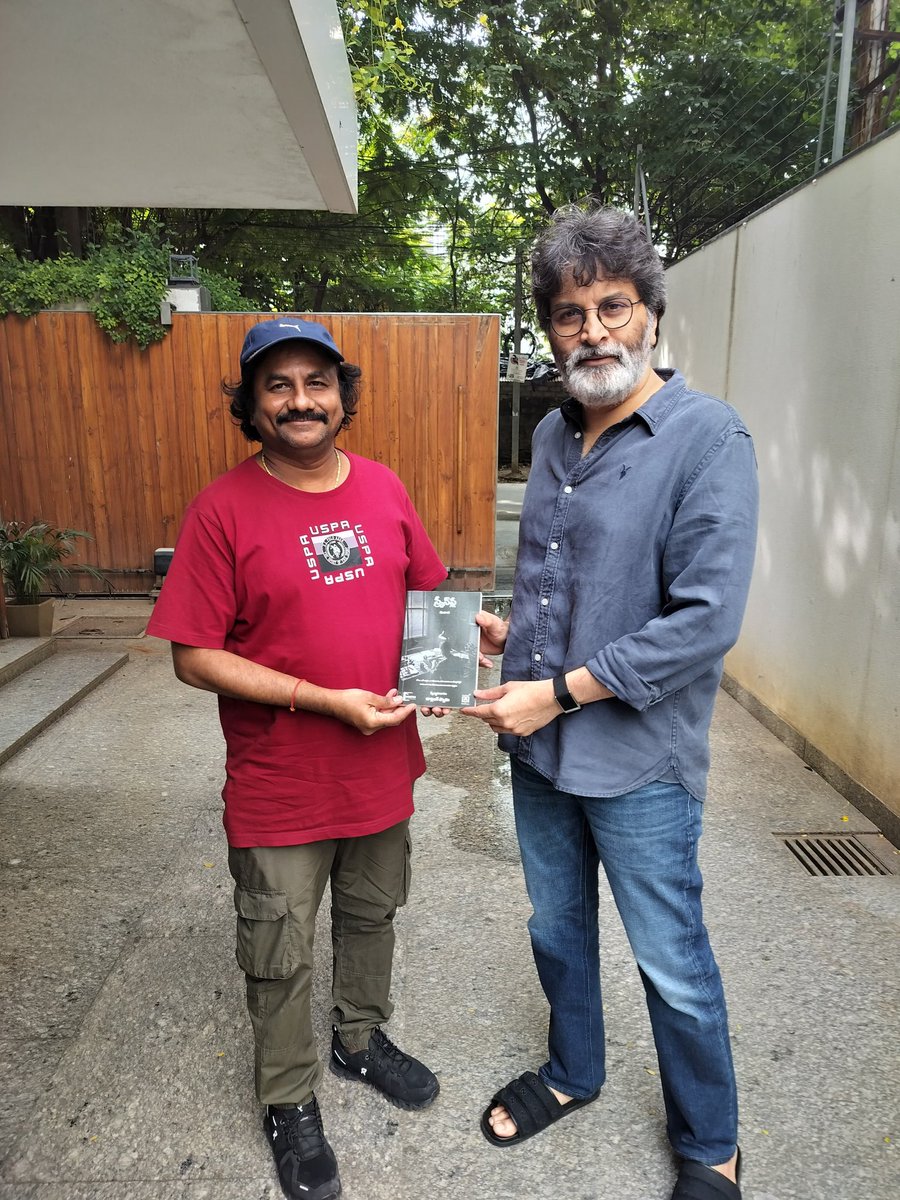 Teluguvision (@teluguvision_) on Twitter photo దర్శకులు త్రివిక్రమ్ గారు తమిళ్ స్క్రీన్ ప్లే రైటర్ సుజాత గారు రచించిన స్క్రీన్ ప్లే పుస్తకం ను తెలుగులో అనువదించిన డార్లింగ్ స్వామి గారిని అభినందించారు.
amzn.in/d/6ijVJxN
#Trivikram #ScreenplayBook <a href="/DarlingSwamy9/">Darling Swamy</a> <a href="/vrsiddareddy/">Venkat Sid</a> <a href="/MahyPallav/">Mahy Bezawada</a> <a href="/AnvikshikiPub/">Anvikshiki Publishers</a> దర్శకులు త్రివిక్రమ్ గారు తమిళ్ స్క్రీన్ ప్లే రైటర్ సుజాత గారు రచించిన స్క్రీన్ ప్లే పుస్తకం ను తెలుగులో అనువదించిన డార్లింగ్ స్వామి గారిని అభినందించారు.
amzn.in/d/6ijVJxN
#Trivikram #ScreenplayBook <a href="/DarlingSwamy9/">Darling Swamy</a> <a href="/vrsiddareddy/">Venkat Sid</a> <a href="/MahyPallav/">Mahy Bezawada</a> <a href="/AnvikshikiPub/">Anvikshiki Publishers</a>