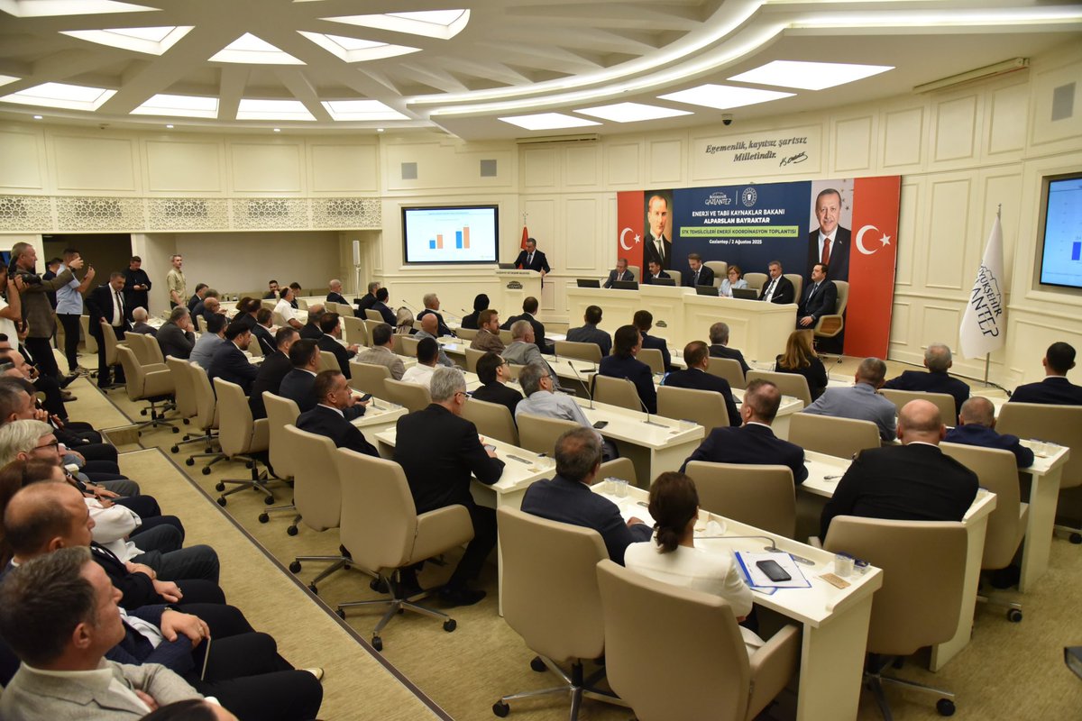 Enerji ve Tabii Kaynaklar Bakanımız Sn. Alpaslan Bayraktar’ın başkanlığında düzenlenen Belediye Başkanları , Oda Başkanları ve STK Başkanlarının katılımı ile yapılan Enerji Koordinasyonu toplantısına katılarak son dönemlerde şehrimizdeki elektrik kesintileri ile ilgili