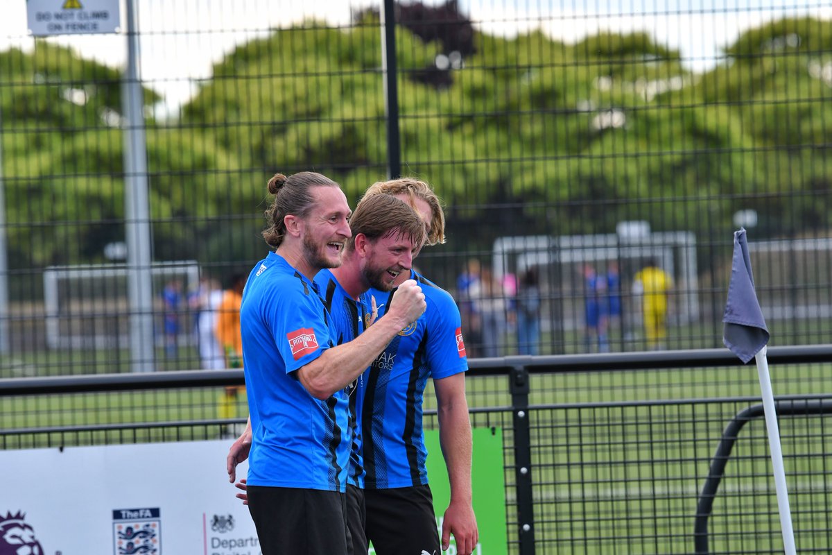 SevenoaksTownFC's tweet image. 85’ | GOOOOAAAALLLLL! It’s that man again, Tom Hanfrey gets his second of the game to give us the lead! A scramble in the box and he’s back heeled it in! @HanfreyT 🔥 (1-2)

📸 Matt White 

🔵⚫️ | #Sevenoaks #STFC #EmiratesFACup