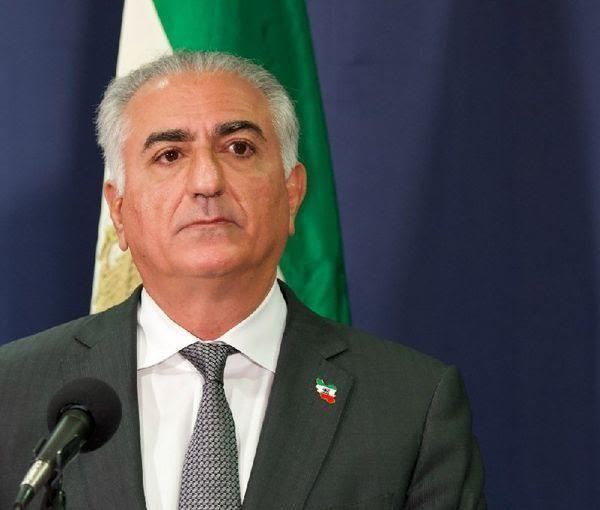 می‌ترسید  رضا شاه دوم <a href="/PahlaviReza/">Reza Pahlavi</a> بیاد و کلاه بزاره سرتون؟

چیو میخواد ازتون بگیره؟
آزادی رو؟
صنعت رو؟
کشور آباد و پیشرفته رو؟
 خرافات پوسیده رو؟
گاز های سمی تهران؟
طبیعت خشکیده شده؟
آب و برقو؟
کارت سوخت هاتون رو ؟؟
اصن چیزی هست که بخواد بگیره؟!
#MIGA
#MIGAwithPahlavi