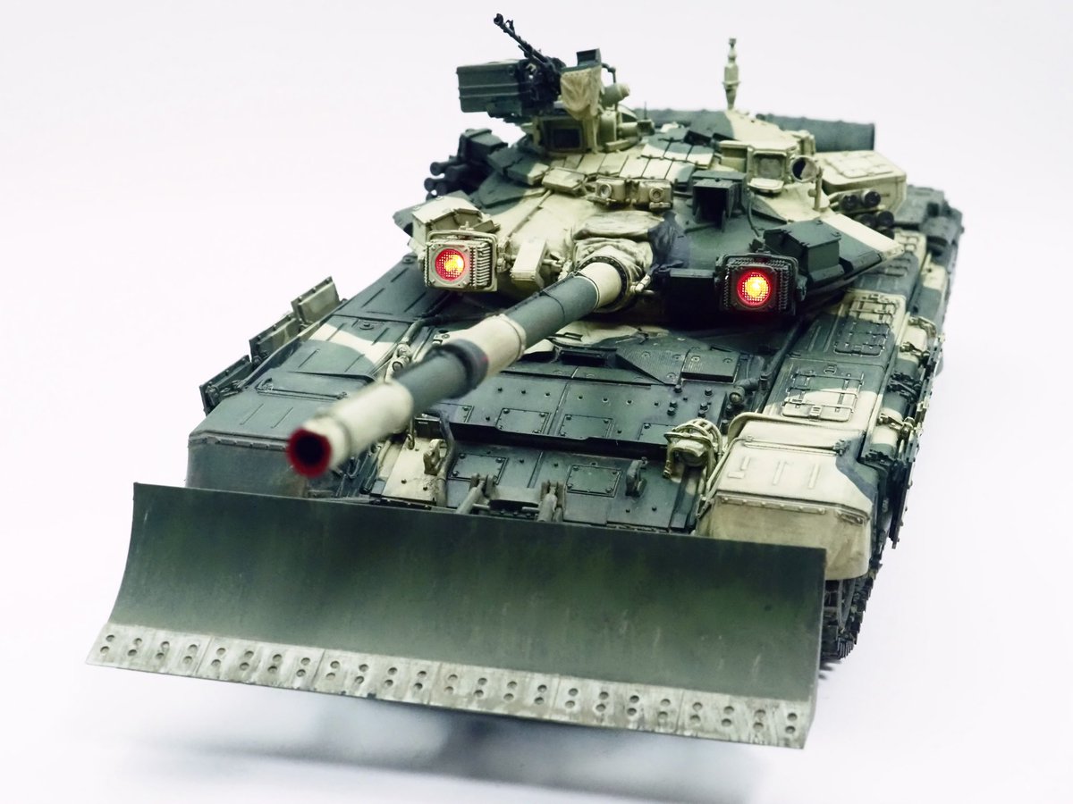 FuwakuT's tweet image. T-90 w/TBS-86 TANK DOZERが完成。
ドーザーがつくと、だいぶワイルドな印象に。
ライトが光るのがカッコイイすね〜

#プラモデル
#T90
#MENGMODEL
#新作