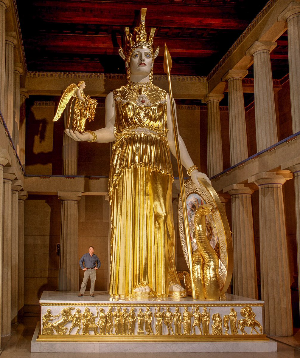 Ce n'est pas l'une des 7 merveilles du monde, mais elle a tout pour en faire parti. 

La statue d'Athéna au Parthénon, était un chef d'oeuvre de l'art antique ! 🏛️

Haute de presque 12m, elle est dite "chryséléphantine" : faite d'or (chrysos) 🪙 et d'ivoire (elephantinos) 🐘 !