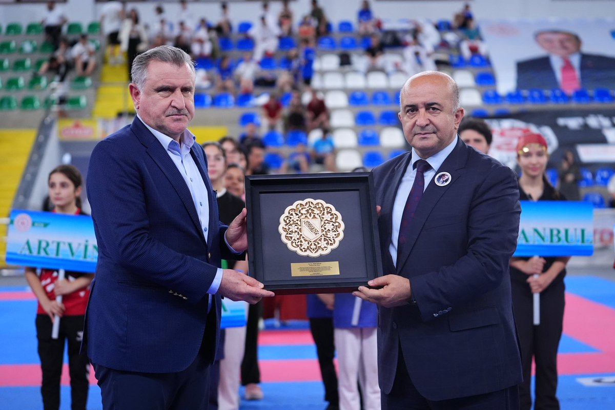 Karadeniz ve Hazar Ülkeleri Karate Şampiyonası’nın Açılış Töreni Gençlik ve Spor Bakanımız Sayın Osman Aşkın Bak’ın Teşrifleriyle Gerçekleşti

Rize Yenişehir Spor Salonunda düzenlenen Karadeniz ve Hazar Ülkerleri Karate Şampiyonasının açılış töreni Gençlik ve Spor Bakanımız Sayın