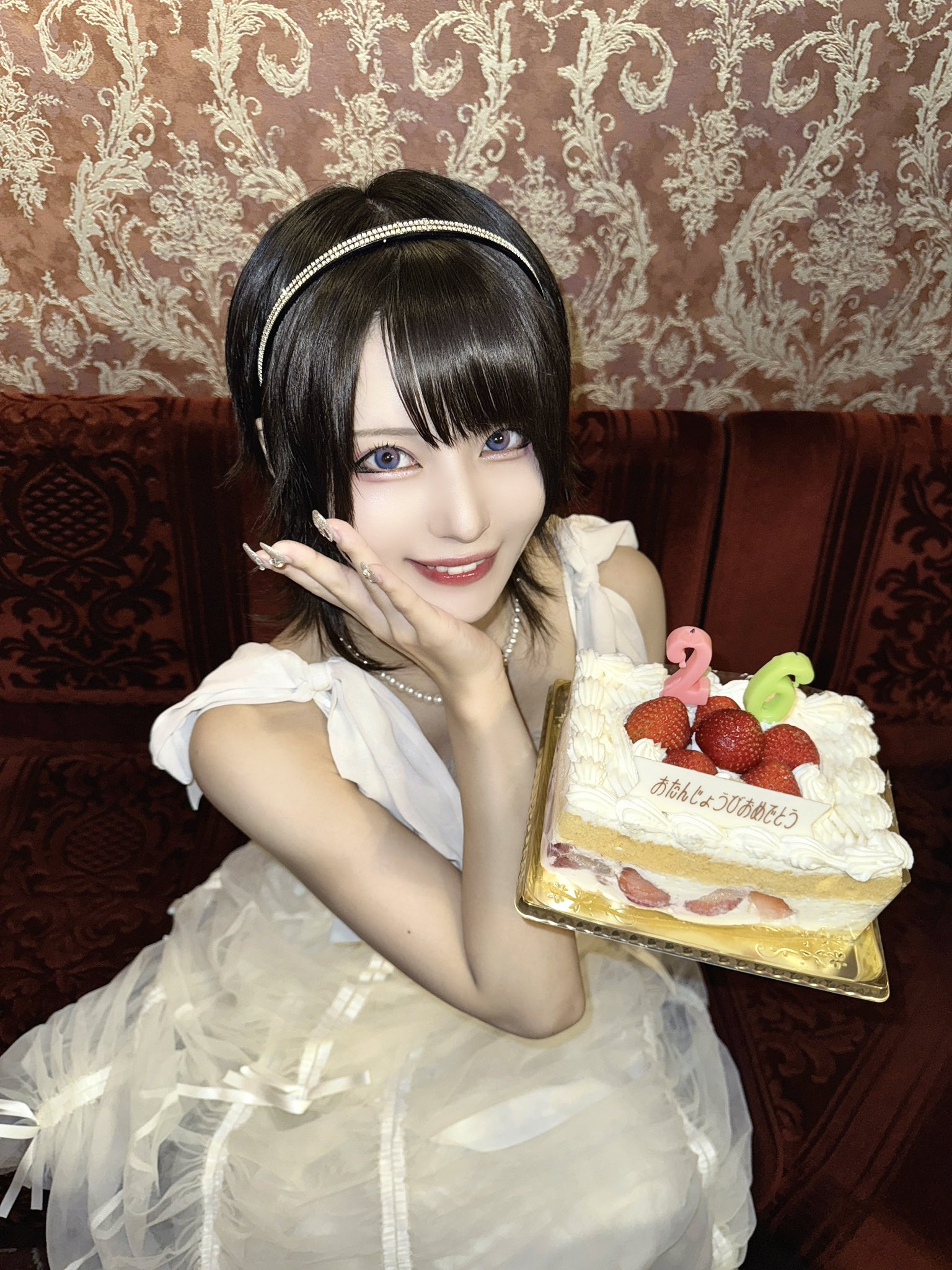 LIADRO ケーキを手に取る少女 LIADRO ケーキを手に取る少女 - メルカリ