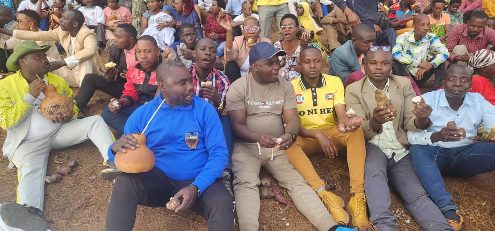 Quelle fierté inégalée de voir les citoyens  réunis pour se divertir, à l’occasion de la fête dédiée aux natifs de la commune !  surtout en partageant des repas traditionnels comme 
 #ibijumbuamatekeamatugu
#Gisagaraiwacu
<a href="/CnddFddBuhumuza/">CNDD FDD Buhumuza</a>
<a href="/CnddFdd_Russia/">Cndd Fdd_Russia</a>
<a href="/NtareHouse/">Ntare Rushatsi House</a>