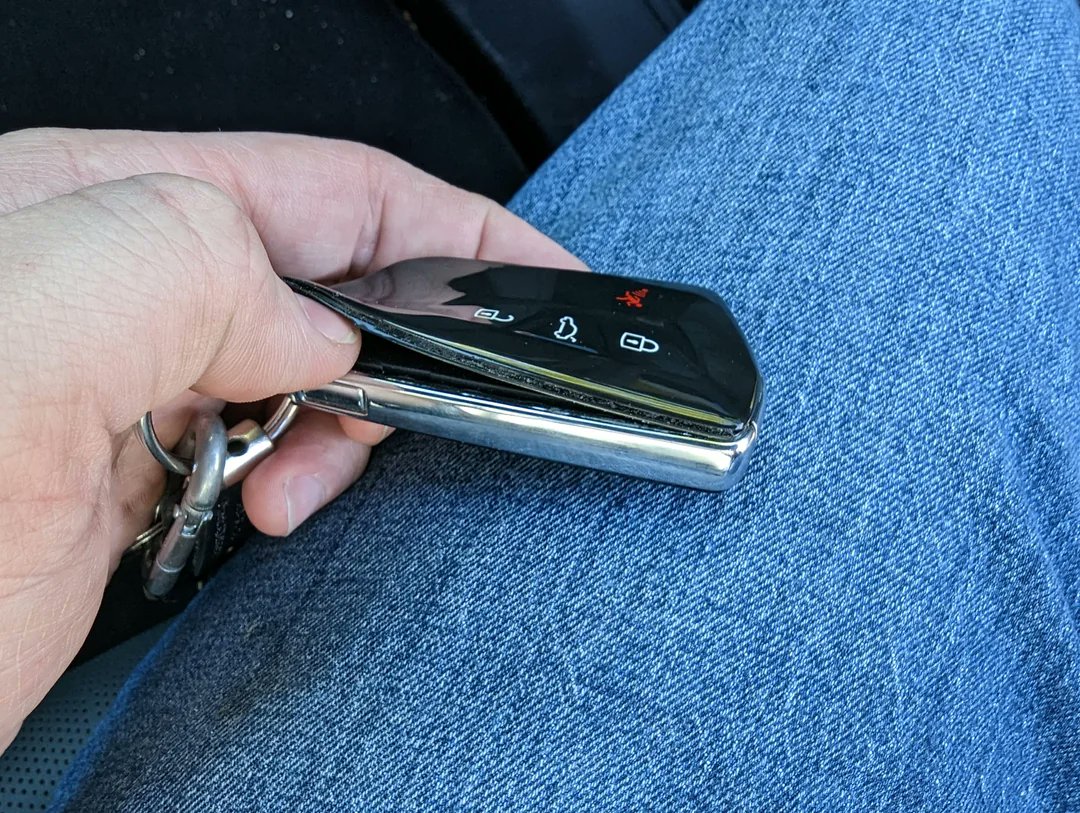 teslaxander's tweet photo. Steinzeit-Erinnerungen (ID.7))

Dieser Autoschlüssel steht exemplarisch für das Versagen der alten Autobauer. Bei Tesla kann dieses dämliche Teile nicht kaputtgehen, weil es nicht existiert. Ich gehe zum Auto und fahre einfach los. Wann lernen es VW und Co. endlich? https://t.co/CsE6O86r3x