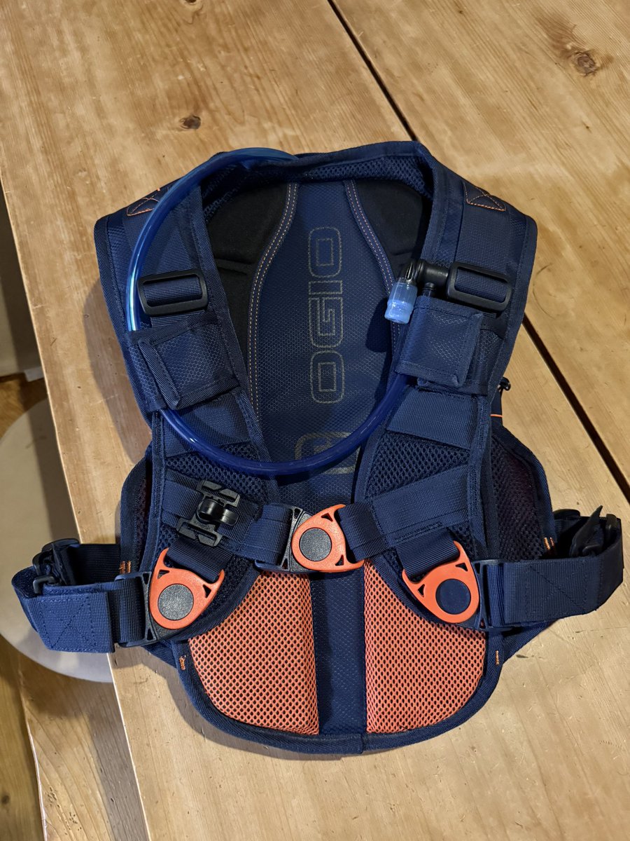 youking29's tweet image. やっちまった😩

ベイシストオート行ったら絶対何か余計に買ってしまう…
ハイドレーションは3L入るし、温まらない

そしてそして、一番のお気に入りはやはり1点式のこのなんていうやつなんやろ⁉️
これが腕動きやすくて最高なんよね
#KTM京都　#ベイシストオート#ハイドレーション　　#OGIO #仲間