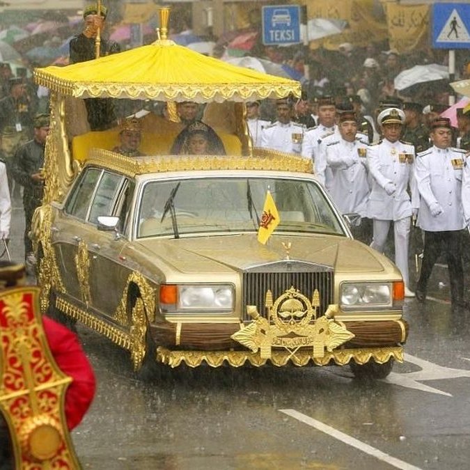 Il possède environ 600 Rolls-Royce, 380 Bentley, et un palais orné d’or avec + 1500 chambres. 

6 Réalités Dures à Croire sur Hassanal Bolkiah, le Sultan de Brunei➡