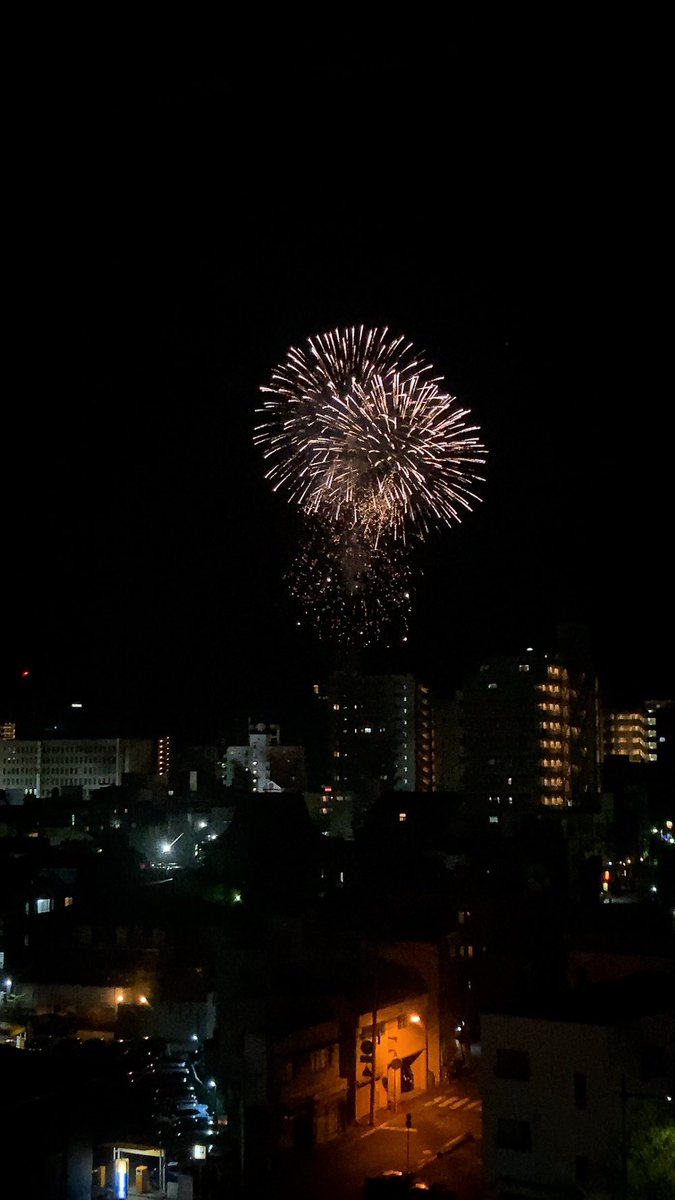 ashikusaaa's tweet photo. マンションから花火近過ぎだろ https://t.co/4fGbG9fvHr
