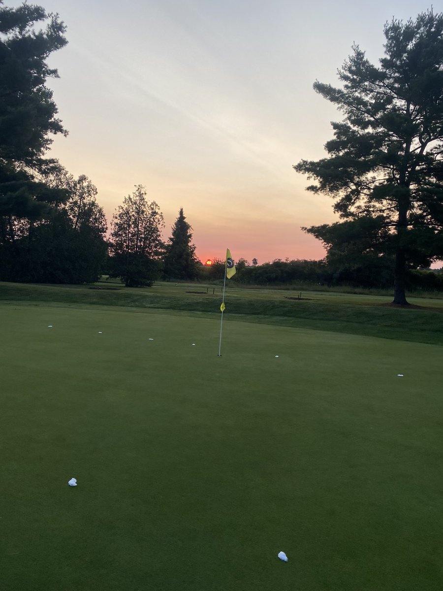 A beautiful 9° morning to spray some wetting agent before another packed house! #nofilterneeded #todayinontario <a href="/CobbleHillsGolf/">Cobble Hills</a> <a href="/OntarioGSA/">OGSA</a>