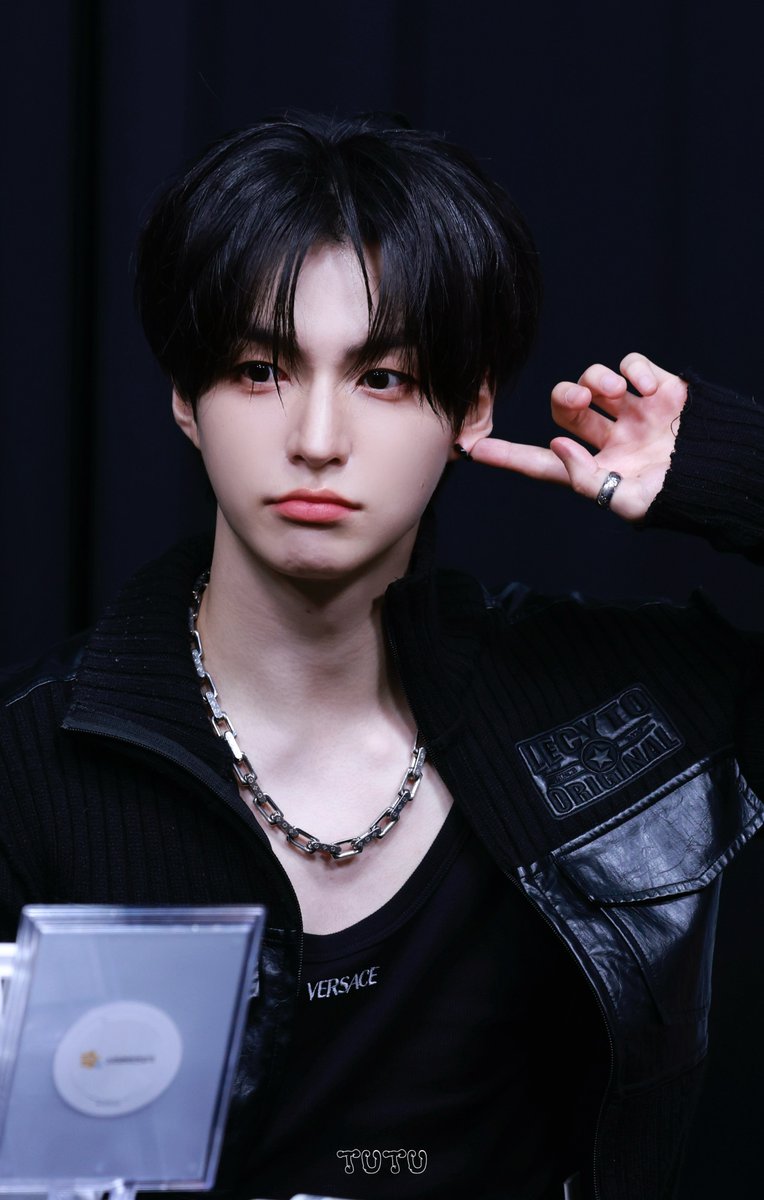 looyi_22's tweet image. 250802 👂🏻

#ELAST #엘라스트 #エラスト
#ROMIN #로민 #ロミン