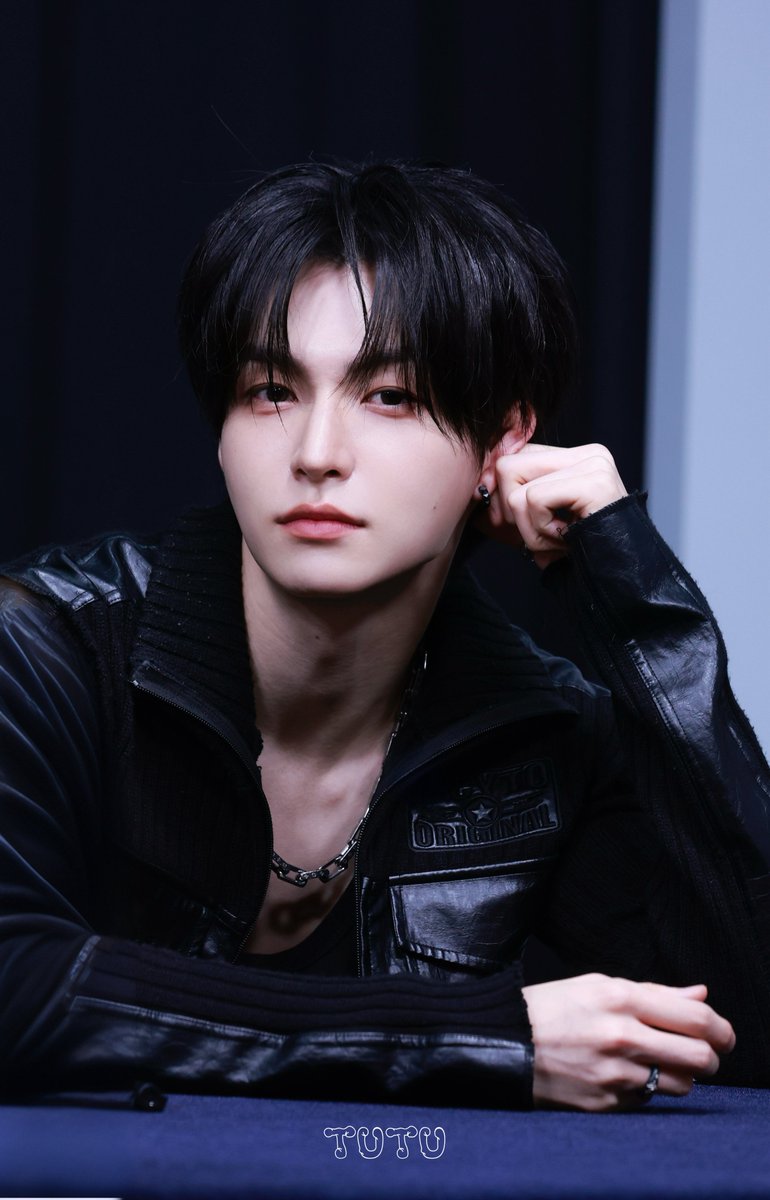 looyi_22's tweet image. 250802 👂🏻

#ELAST #엘라스트 #エラスト
#ROMIN #로민 #ロミン