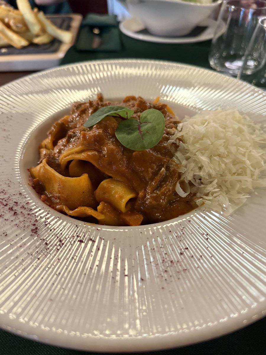 denisadmtrque's tweet photo. ⚪️ Bring back hard wood, warm lights and forest green &amp; burgundy combo
⚪️ Boar Ragu Pasta
⚪️ If pink is on the menu, i’ll have it

Btw we are so back https://t.co/SUcdCS83E5
