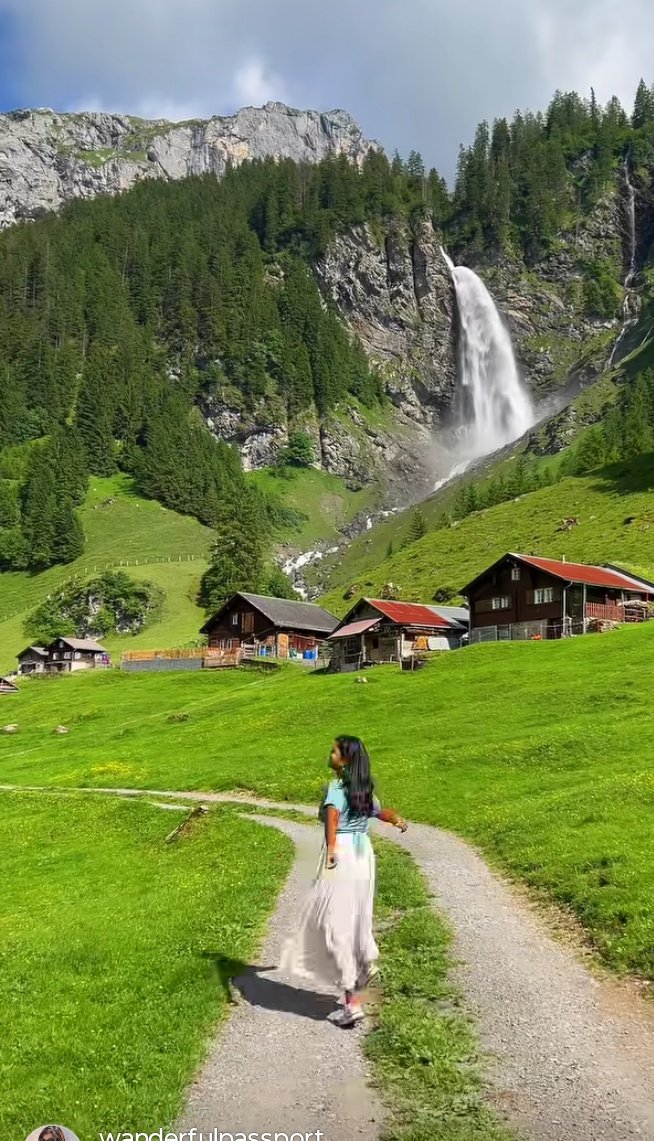 पेड़, पत्ते, फूलों की ये बात निराली है,
प्रकृति की हर एक चीज़ कितनी प्यारी है।
हवा का झोंका जैसे गीत गा रहा हो,
जैसे कुदरत हर पल हमें कुछ सिखा रहा हो।
शुभ संध्या 🙏