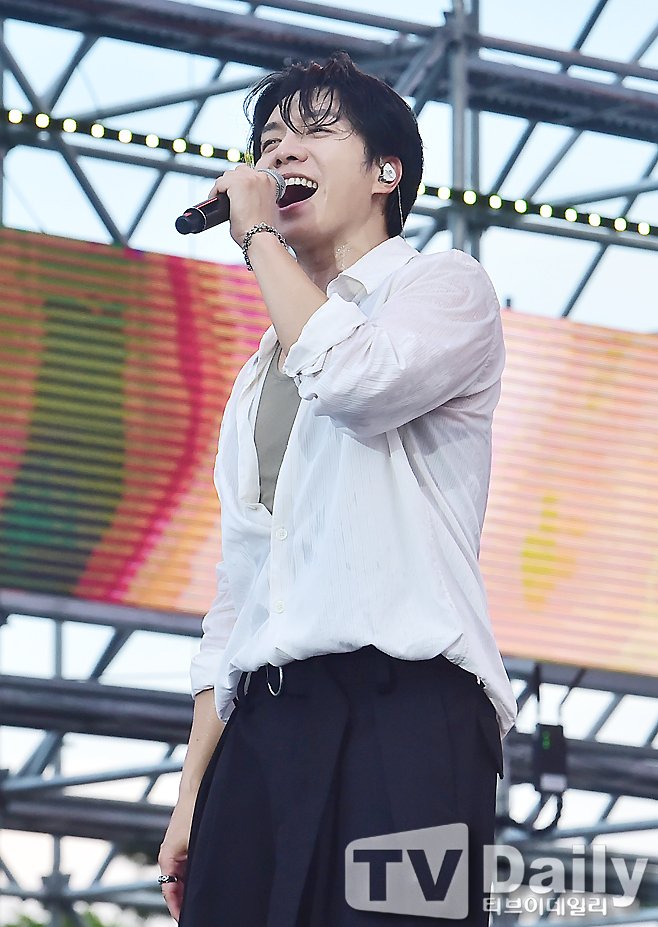 indriagustiany's tweet photo. Singer #LeeSeungGi!!! 🔥😍🔥😍
#이승기 https://t.co/KhlBZw8pZD