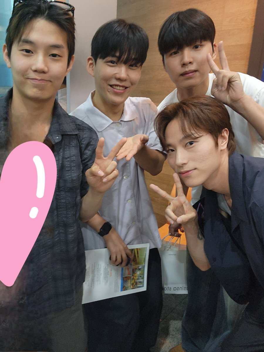 데벨로페에서 귀여운 남자들을 보았습니다 ㅋㅋ
태연님 상영님 처음 봤어🙈🙉🙊