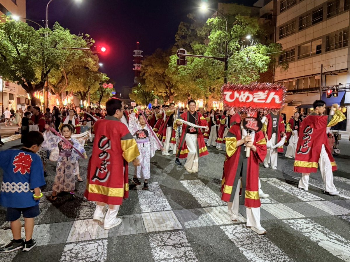 🎵【木山音頭・今治お祭り音頭⑧】
音頭の輪は、夜風とともにまだまだ広がっています。
笑顔とタオルの手が舞う、今治らしい夏のひととき──
写真は、東予地方局今治市局・日高・ひめぎん（敬称略）です。

#おんまく2025
#木山音頭
#今治お祭り音頭
👉 onmaku.jp/2025-odori-pla…