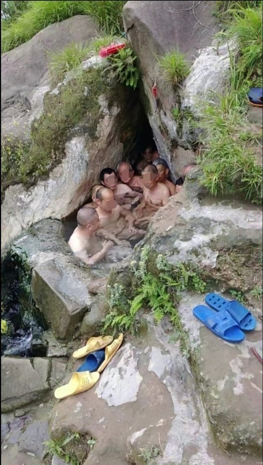 （转自交流群）传说中重庆郊区的同志野温泉，因为太偏，所以每次都没机会去。有群友评价这简直是盘丝洞…… #同志据点 #gaybathhouse