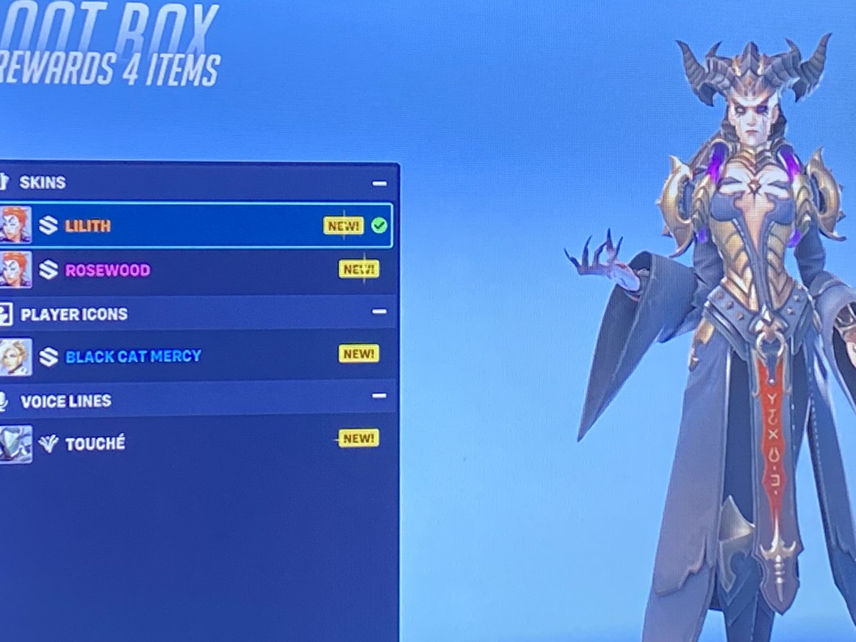 Bi5k1t's tweet photo. @BroYouWack Ik u hate on that rosewood Moira skin. So look at my friends lootbox. Best Moira skin + worst Moira skin. Rate it <3 https://t.co/v7Tymqr2cI