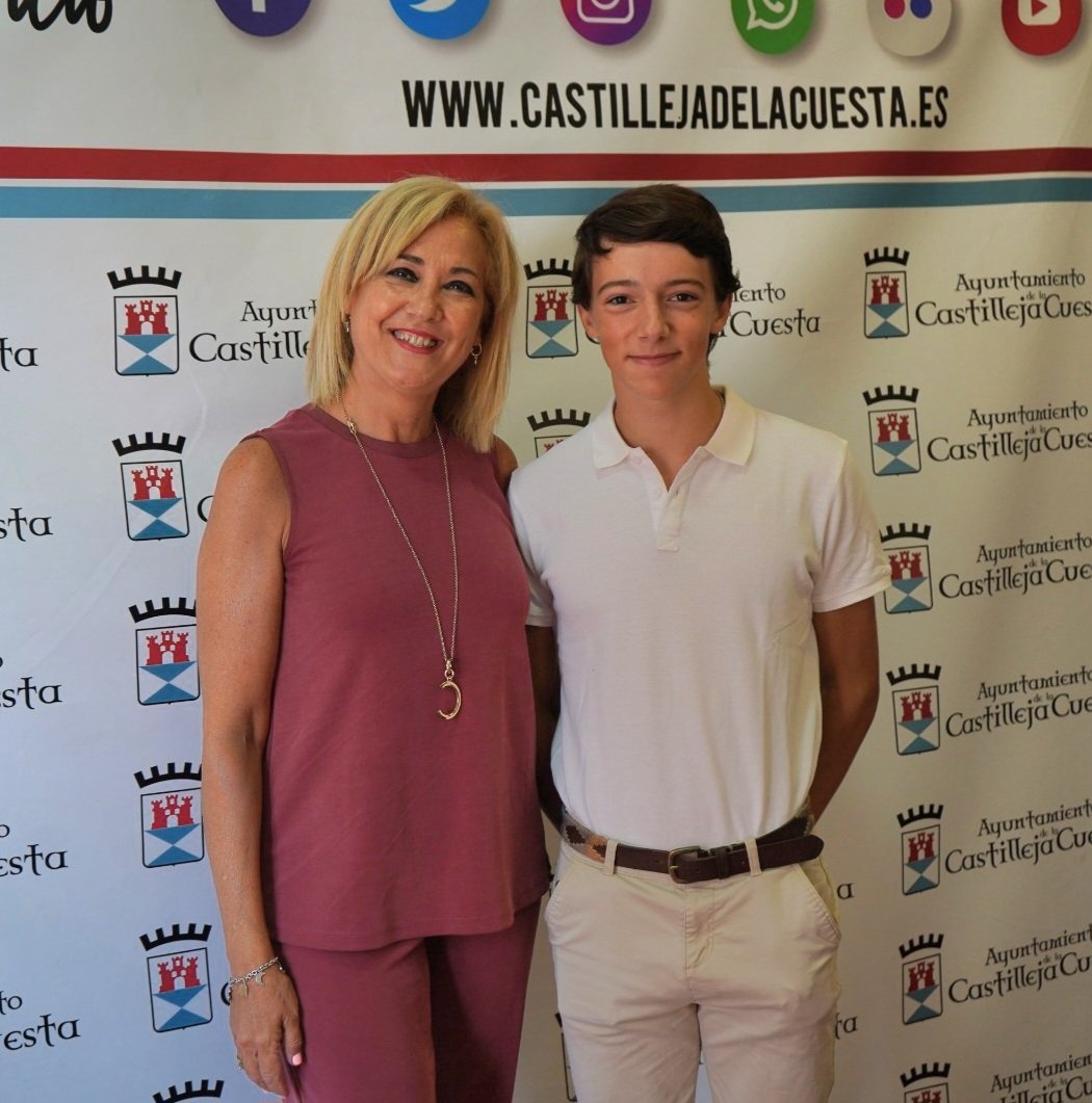 La alcaldesa, Carmen Herrera, ha recibido esta semana, a Manuel Real 'Realito', vecino de #Castilleja, que empieza a despuntar en el mundo del #toreo y que participará en la gran final del XVII Ciclo de #Becerradas de la Asociación Andaluza de Escuelas Taurinas Pedro Romero.