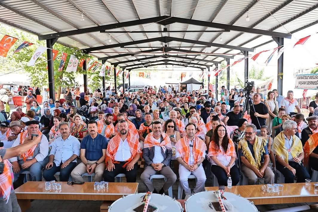 Acıpayam Yörükler Derneğimizin düzenlediği ve artık geleneksel hale gelen Yörükler Festivali’nin bu yıl dördüncüsünde, Yörük Göçü Yürüyüşü’nü büyük bir coşkuyla gerçekleştirdik.

Festivalimizin devamında, Denizli Büyükşehir Belediye Başkanımız Sn. Bülent Nuri Çavuşoğlu da bizlere