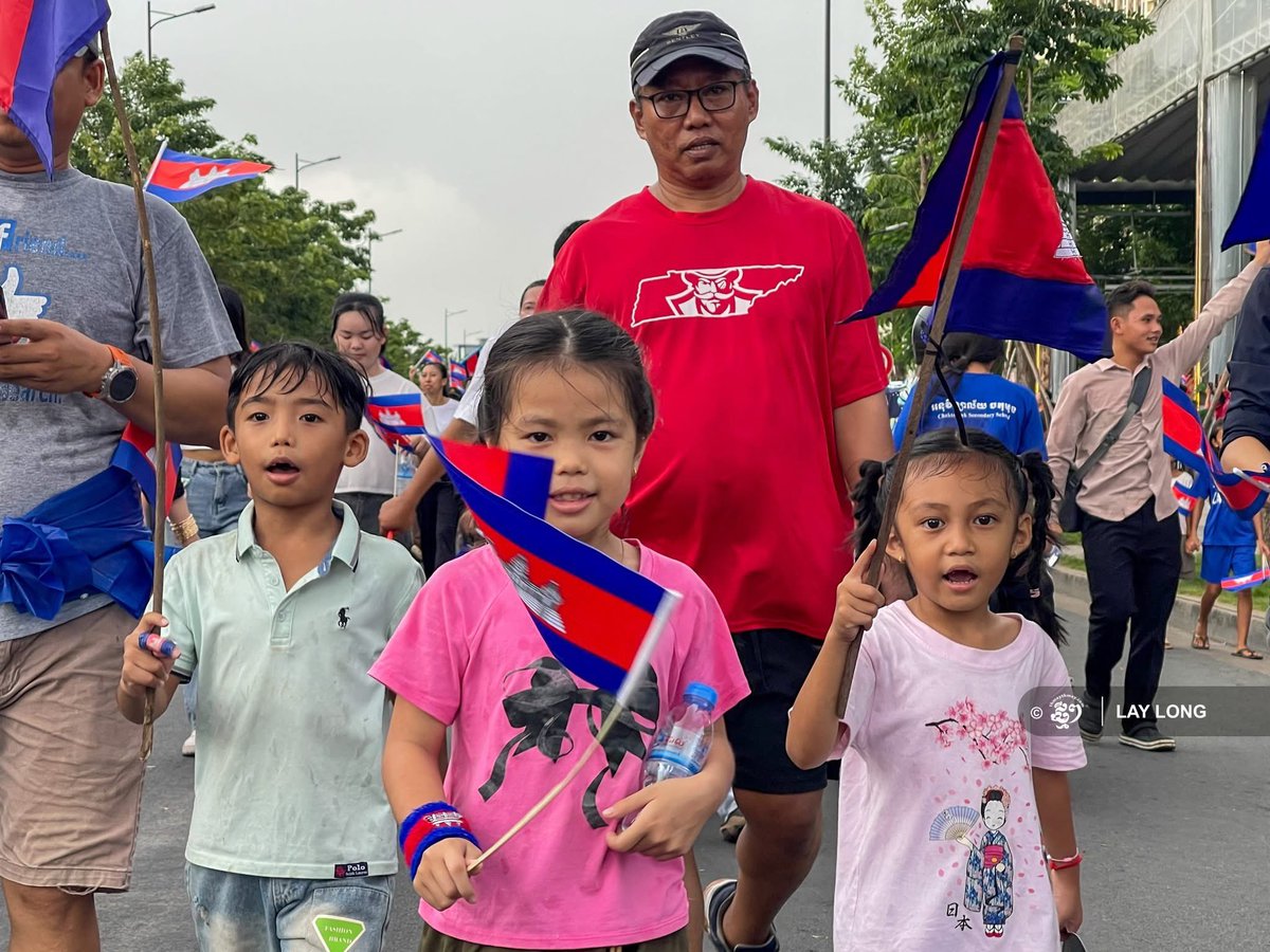 On August 2, people gathered at Phnom Penh's Boeung Kak, marching for peace and calling on Thailand to return the 18 Cambodian soldiers. The participants also expressed their respect and gratitude toward the troops who sacrificed their lives to defend the motherland.

Photos by