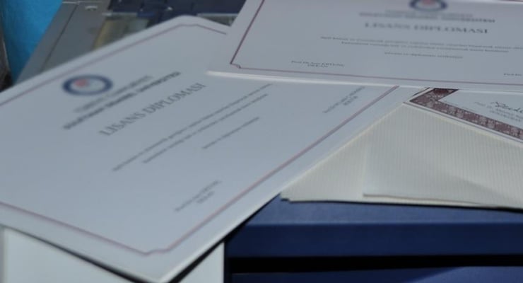 Sahte diploma skandalındaki isimler belli oldu.

SAHTE DİPLOMADA ADI GEÇEN TÜM İSİMLER

Abdullah Volkan Uçak

Abdülhamit Kayıhan Osmanoğlu

Adnan Taşdemir

Ahmet Dalan

Ahmet Ruşen Uçar

Ali Öpöz

Ali Yıldırım

Aytül Çiçekli Dursun

Ayhan Ateş

Buruç Özbey

Bülent Ural

Cemal