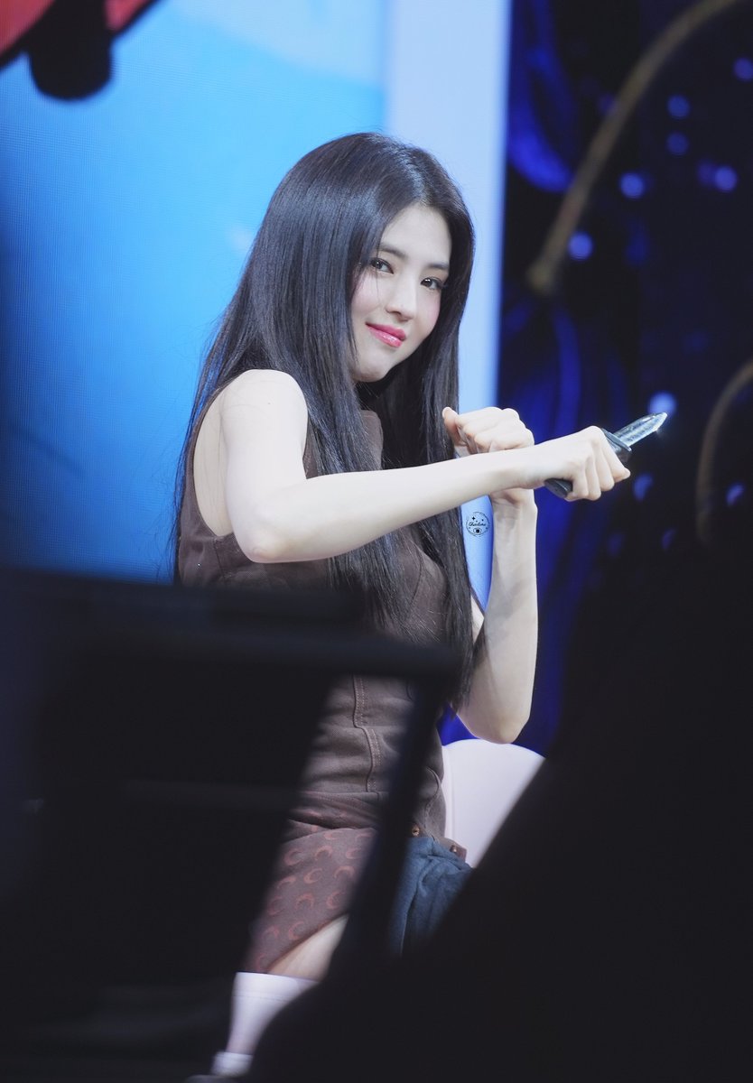 Charlene12451's tweet photo. Super Cool🔪

#한소희 #HANSOHEE #ハンソヒ 
#2025HANSOHEEFanmeetingWorldTour
#XoheeLovedOnes
#XoheeLovedOnes_in_TAIPEI https://t.co/yWuu5hEgpt