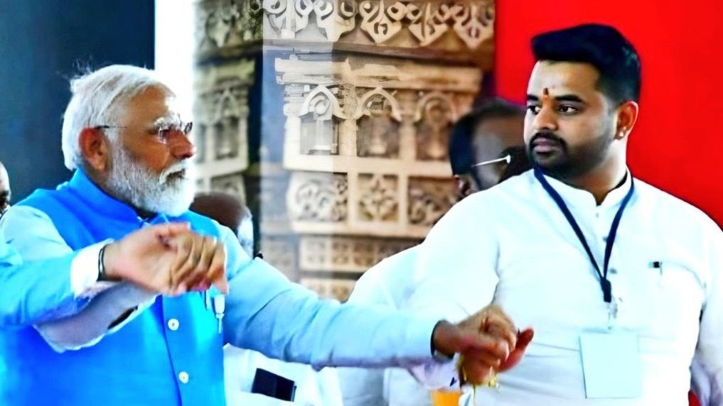 आपकी क्या राय है कमेंट में बताएं

कुछ लोगों की प्रतिक्रिया में बताया गया है
बेंगलुरु कोर्ट का ऐतिहासिक फैसला!!

प्रधानमंत्री मोदी के साथ प्रज्वल रेवन्ना 
आज यह पिक्चर वायरल है
#PrajwalRevanna