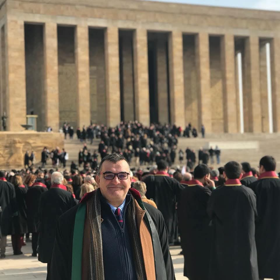 Sağlam ve sarsılmaz bir Atatürkçü, Cumhuriyetçiydi. Antalya ve Antalya Barosu tarihini çok iyi bilirdi. Ankara Hukuk onun için çok özeldi. Fenerbahçe ve şiir tutkunuydu. Bu dünyadan #AliÖzgürOğuz geçti. Güle güle dostum. Ruhun şad, toprağın bol olsun. Yattığın yer incinmesin.