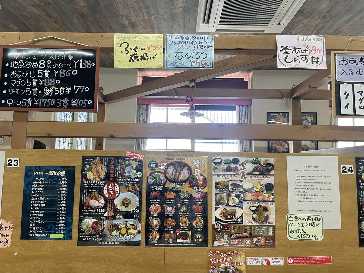 jin_asoh's tweet photo. 先日に行った小田原の　#丼万次郎 さんでランチ！
サーモンづくし丼をいただきました！
メニューもたくさんあってしばらく悩んだ(^^) https://t.co/mXEAEkQ2dG