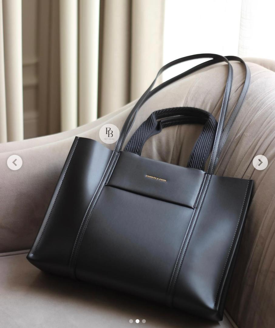 Everything_olys's tweet photo. Charles&amp;Keith tote bag restocked💃
High quality💯

Black ONLY
N35,000 https://t.co/lHueS9T40j