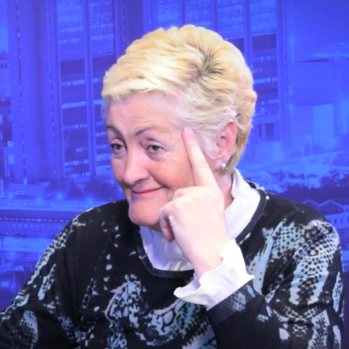 "Ovde neko nekog zajebava"
-lista zbunjenog autora

1. Tužilac koga je postavio režim, hapsi njegove delove, bez da režim to zna?
2. Tajna istraga, Vesiću pozlilo veče pre?
3. Ivan Ivanović prešao sa Nove na Blic jer je slobodnija, oni mu zbog slobode govora dali otkaz?
4. dr